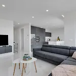 Luxury Seaview Apartment Dzenan